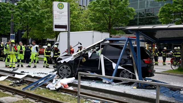 Studentin stirbt nach Autounfall an Straßenbahn-Haltestelle
