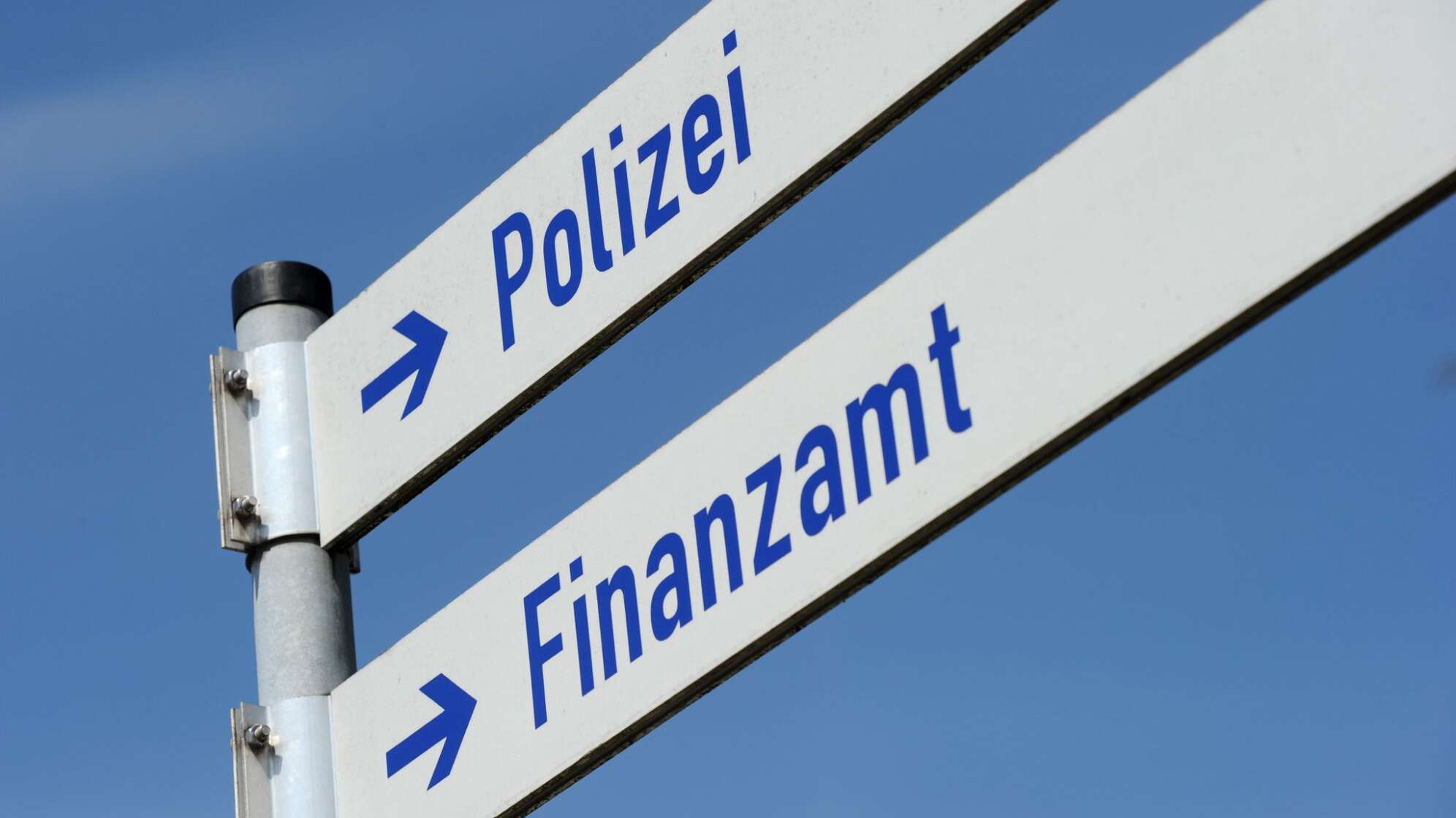 Schilder - Finanzamt und Polizei