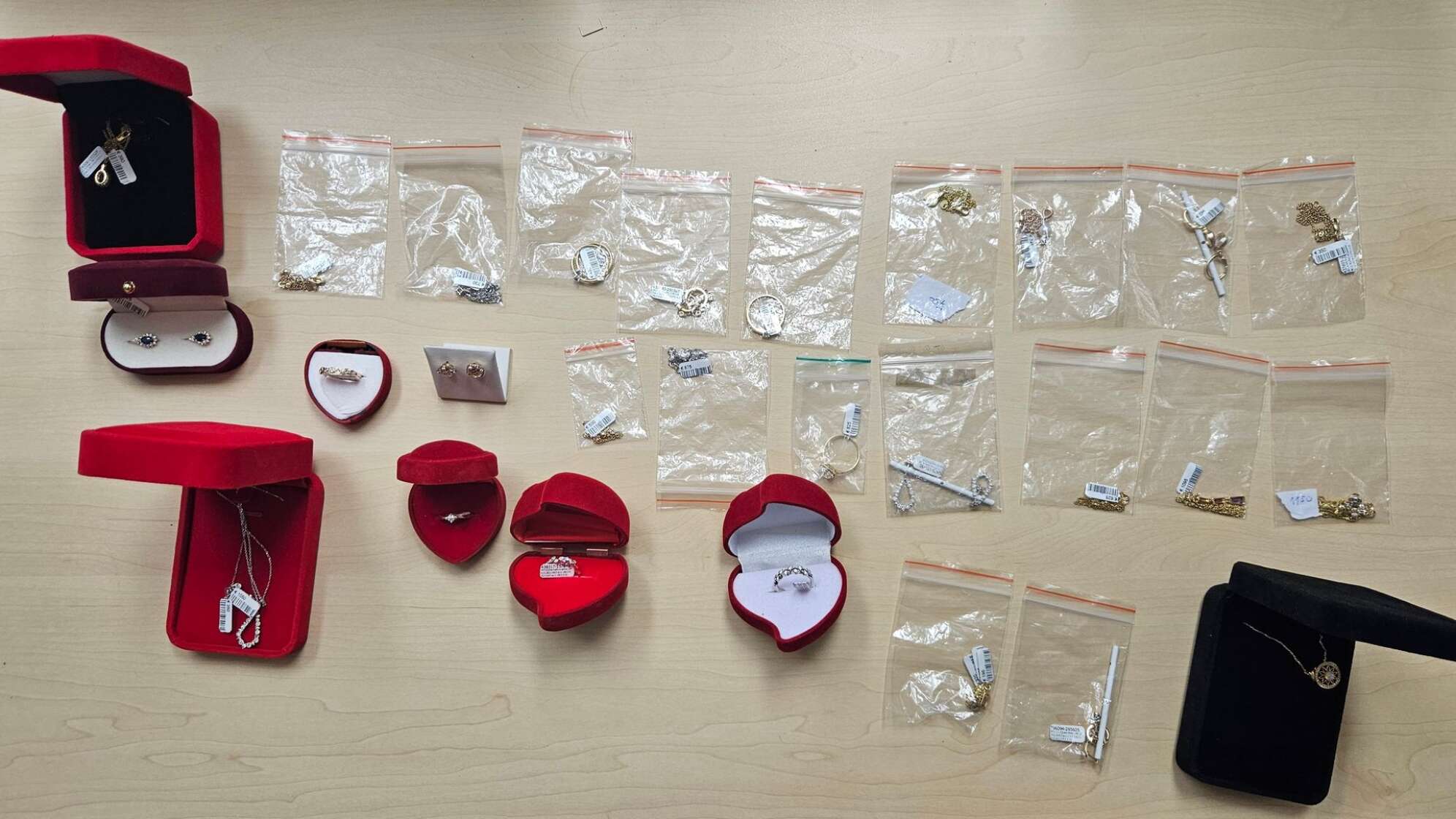 Zoll entdeckt unverzollten Schmuck