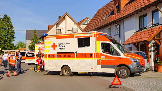 Auto kollidiert mit Fußgängern - zwei Schwerverletzte