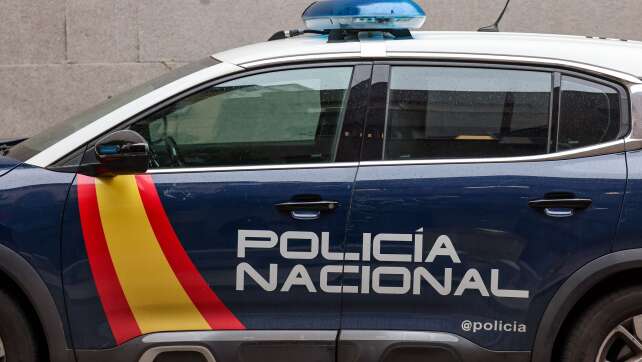Auto fährt in Barcelona in wartende Fußballfans