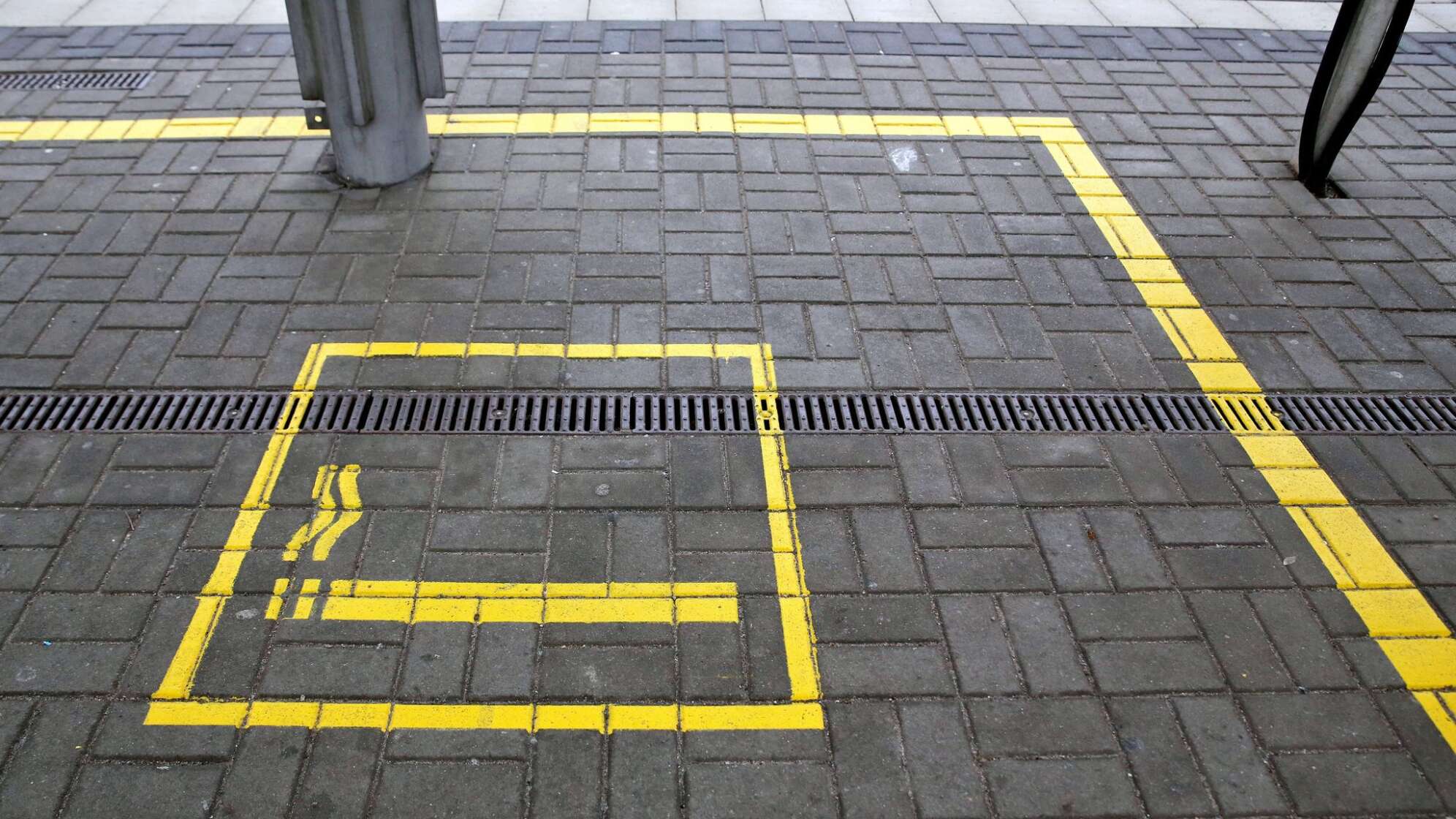 Raucherinsel auf Bahnsteig