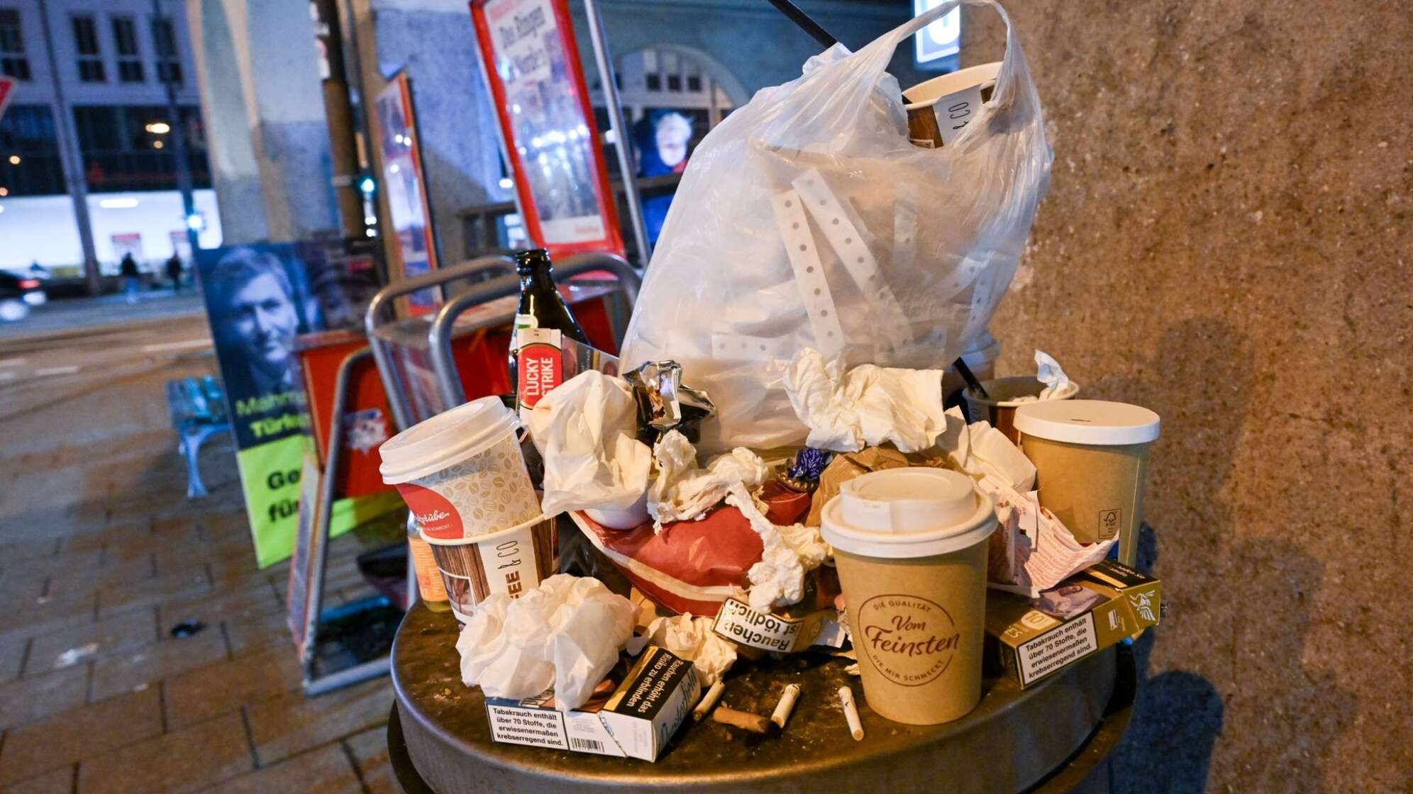 Volle Mülleimer am Strassenrand