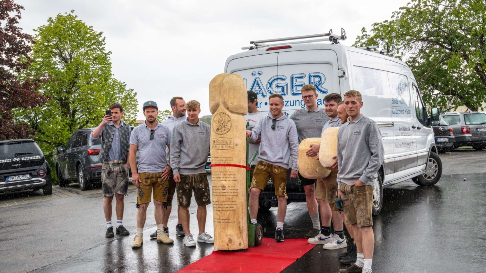 Holzskulptur in Penisform für guten Zweck versteigert