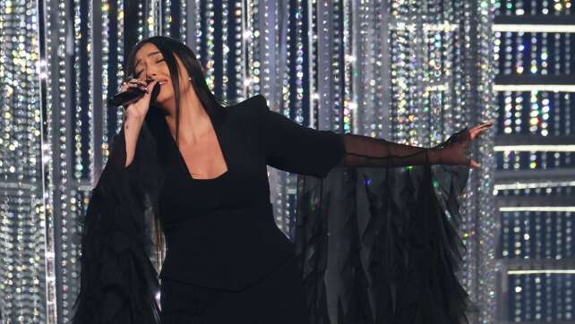 ESC: Drinnen singt Israel, draußen fährt Wasserwerfer vor