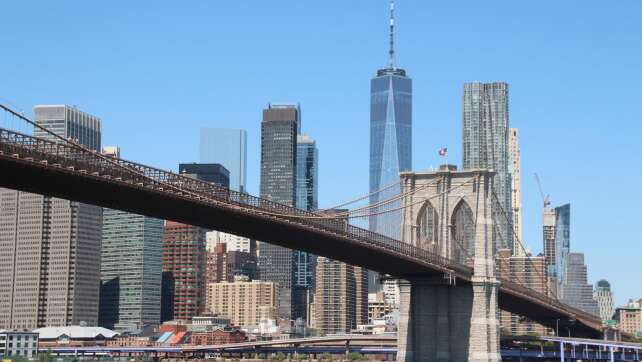 Schiff kollidiert mit Brooklyn Bridge in New York: Verletzte