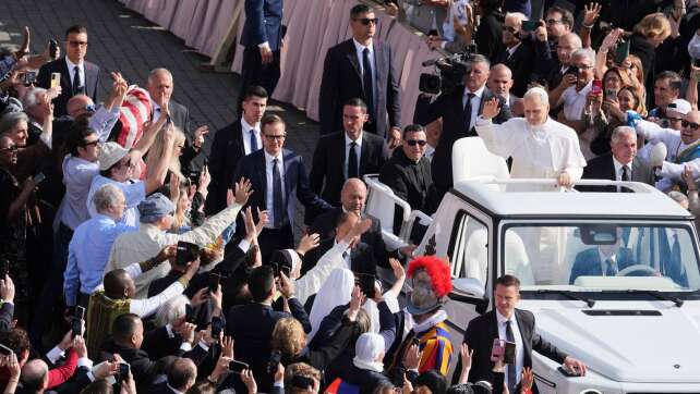 Papst Leo erstmals mit Papamobil auf Petersplatz