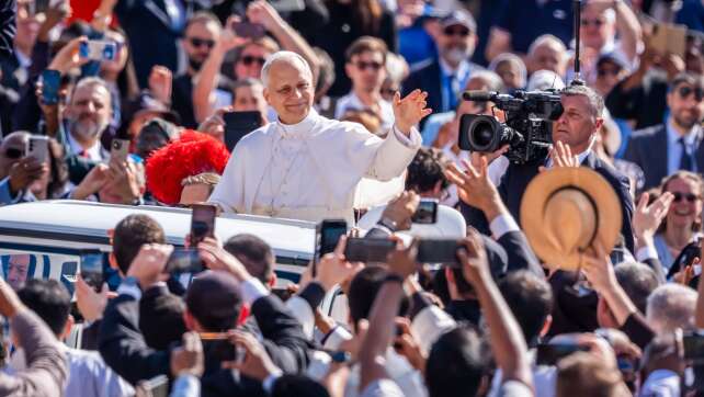 Papst mahnt zu Einigkeit und rügt Kapitalismus und Krieg