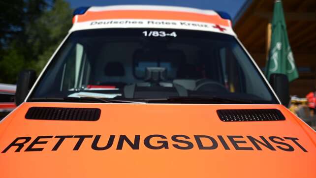 Arbeiter unter hohen Müllsäcken verschüttet - verletzt