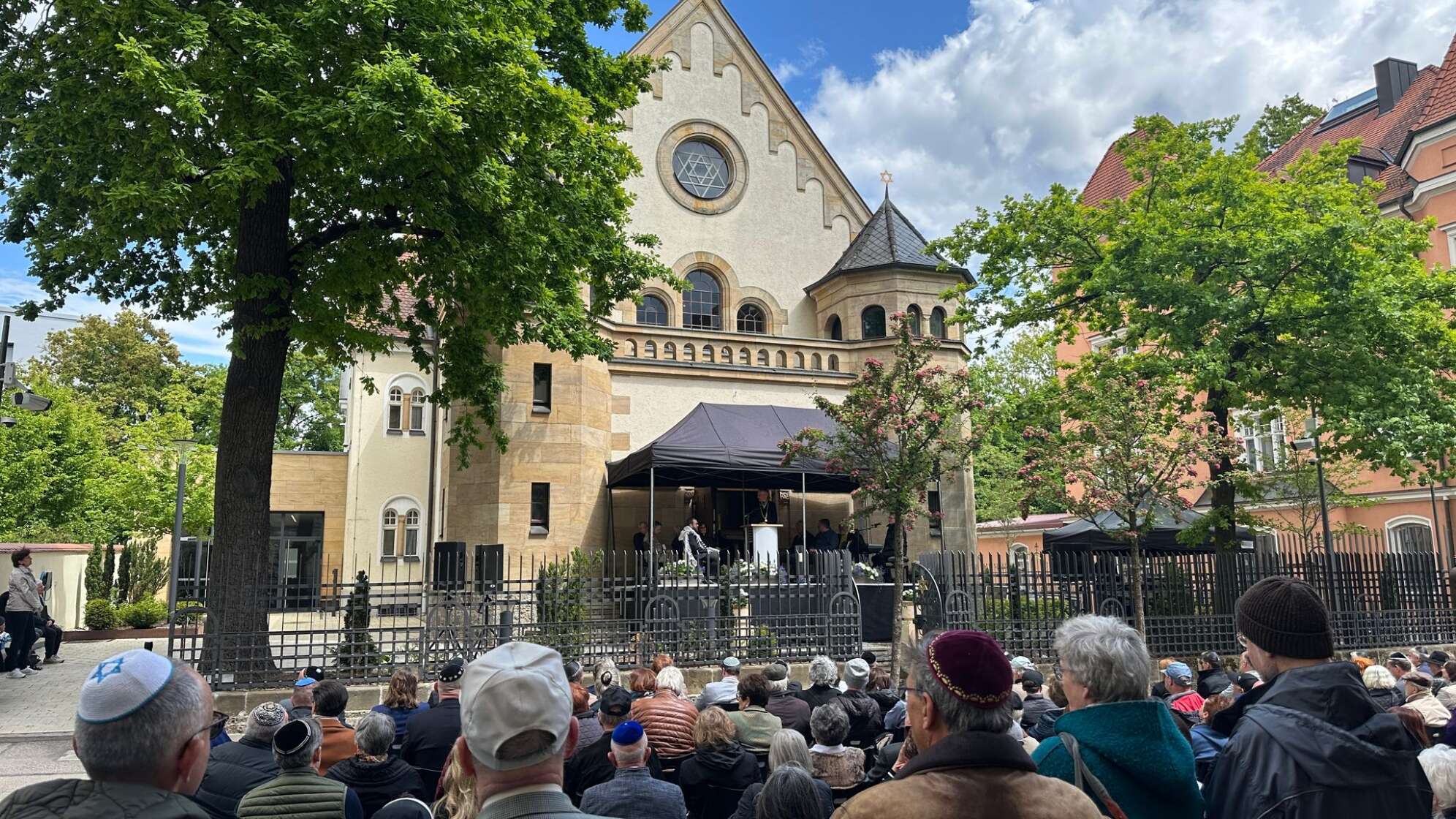 Gedenkfeier vor Synagoge in Straubing