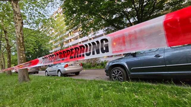 Attacke in Halle: Drei Menschen mit Stichverletzungen