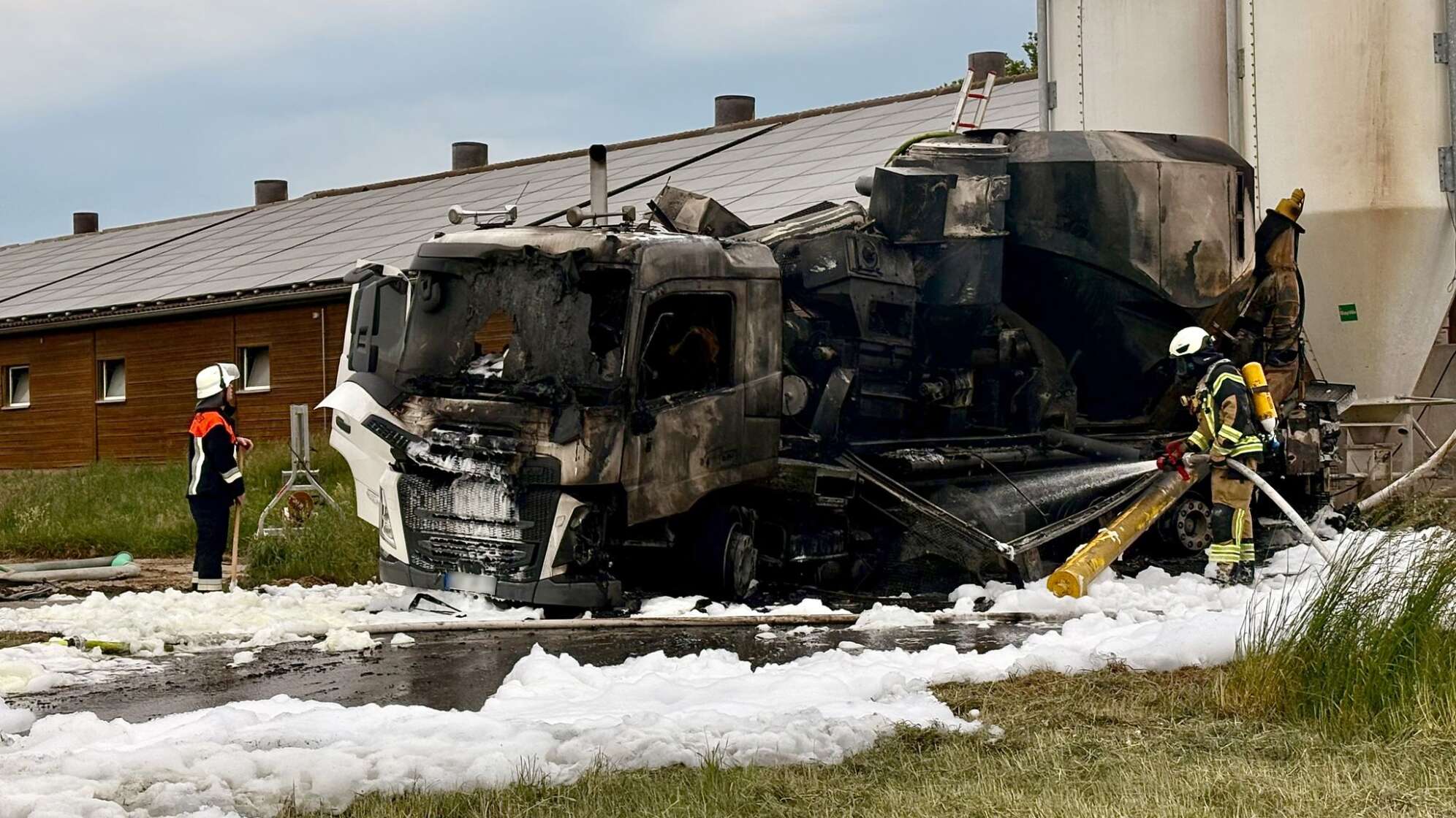 Lkw fängt Feuer - Fahrer stirbt