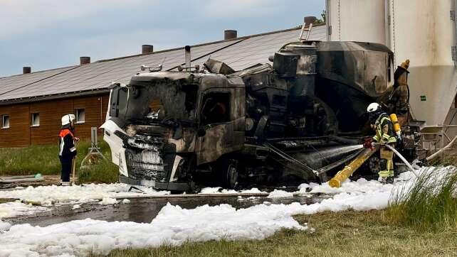 Arbeitsunfall: Lkw fängt Feuer - Fahrer stirbt