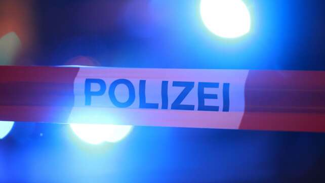 Geldautomat gesprengt - Täter mit schwarzem Wagen flüchtig