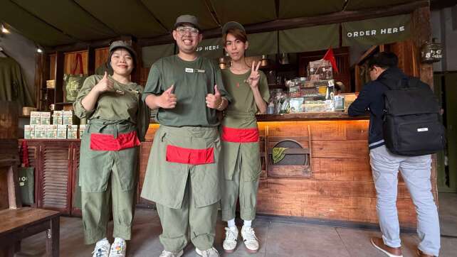 Kellner in Militärkluft: Vietnams kultigste Kaffeehauskette