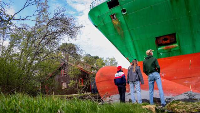 Da steht ein Containerschiff vor dem Fenster