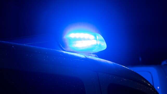 Jugendliche werfen brennende Glasflasche vor fahrendes Auto