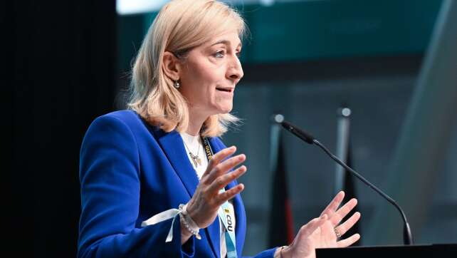 Warken will drohendes Milliardenloch in der Pflege abwenden