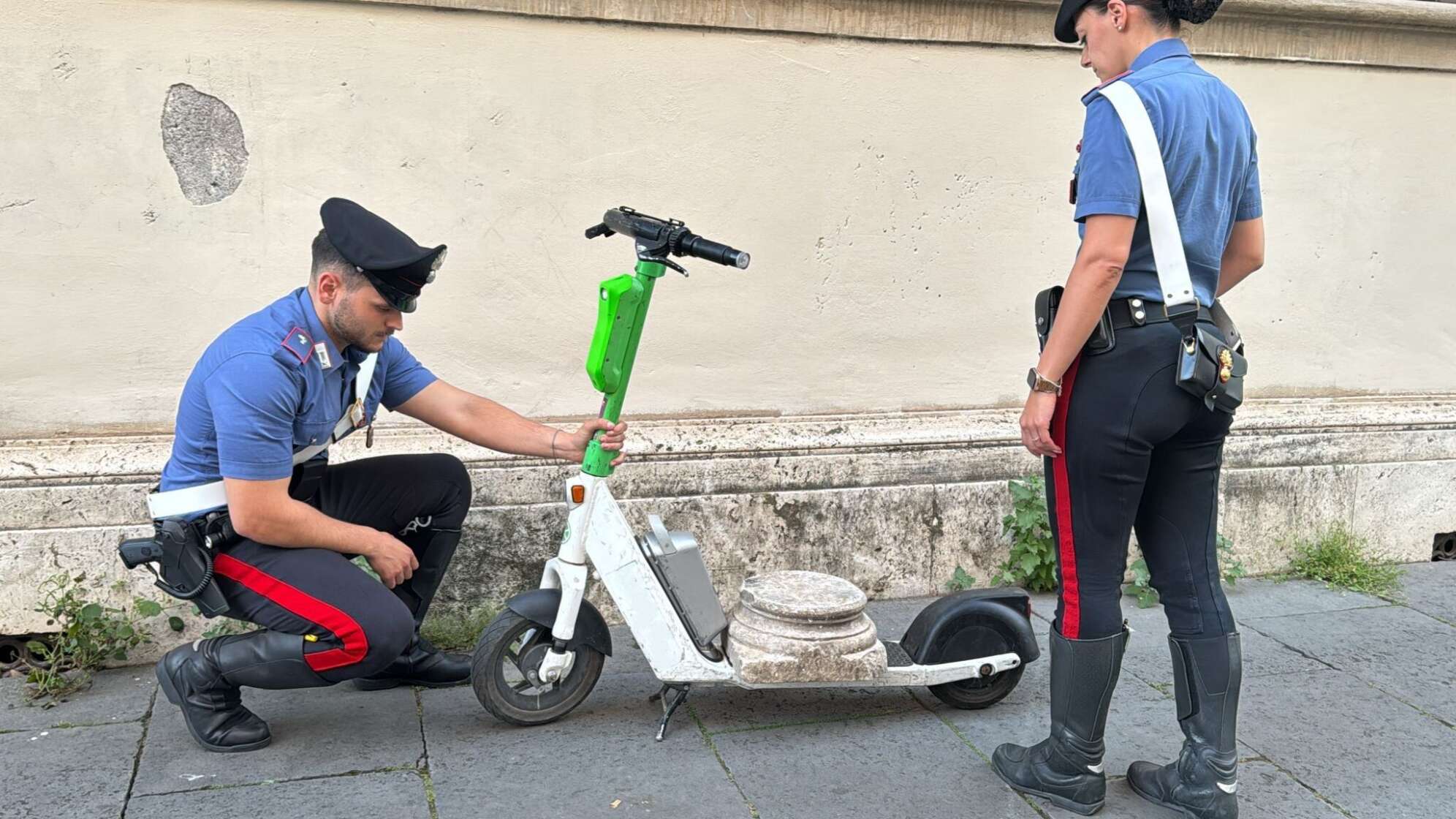 Tourist mit antikem Marmorsockel auf einem E-Scooter