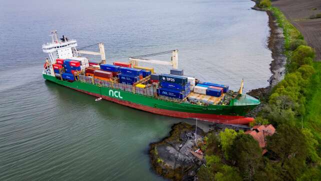 Mann am Steuer von Containerschiff vermutlich eingeschlafen