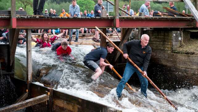 Auf Holzbalken durch den Fluss - Floßfahrten in Wallenfels