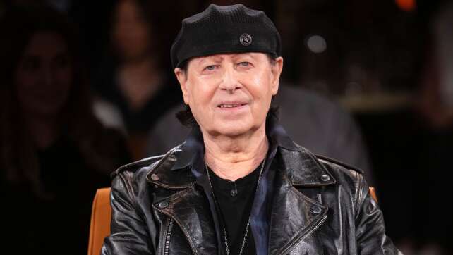 Scorpions-Sänger Klaus Meine singt sich im Duschraum warm