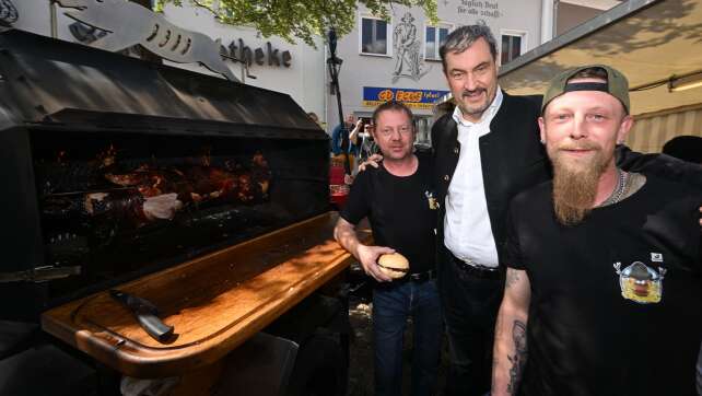 Schweine-Wettgrillen mit Söder und Peta-Protest