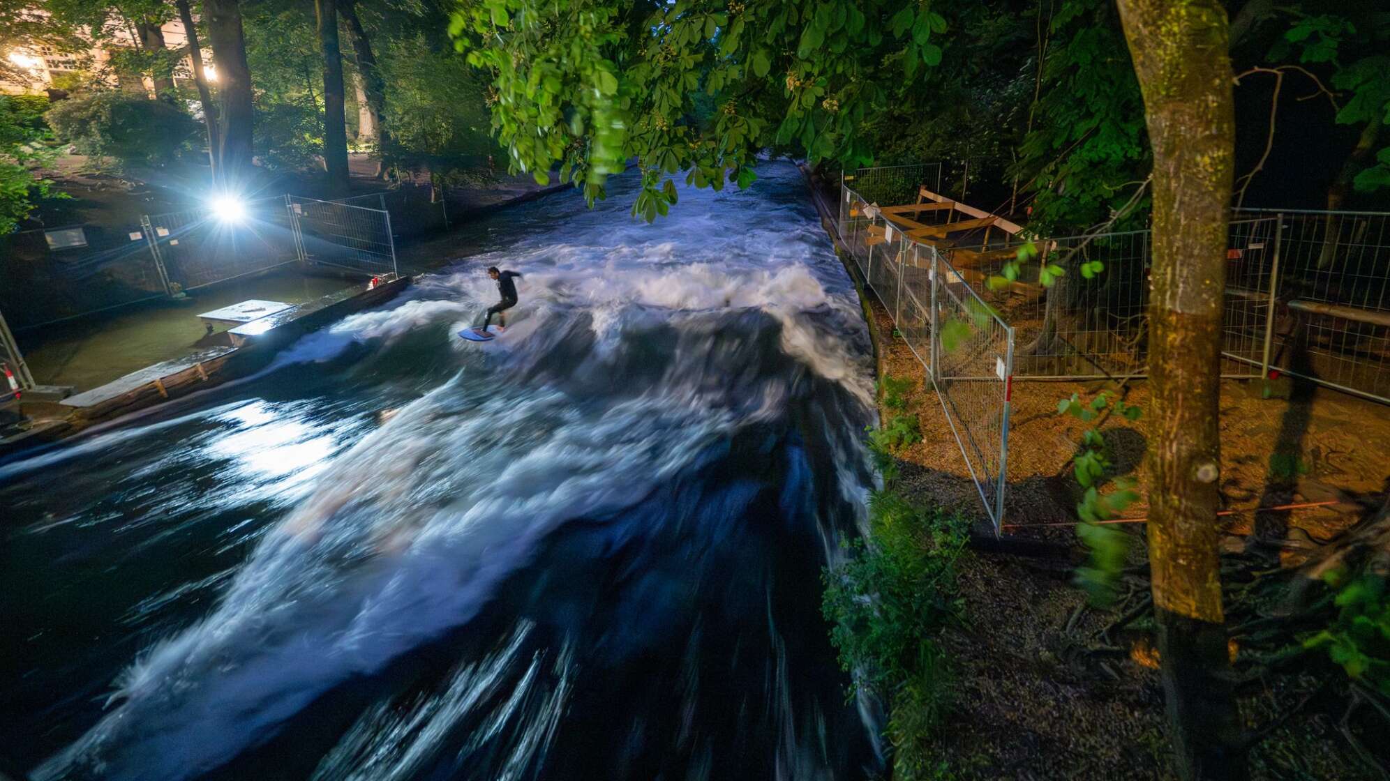 Eisbachwelle im Englischen Garten in München