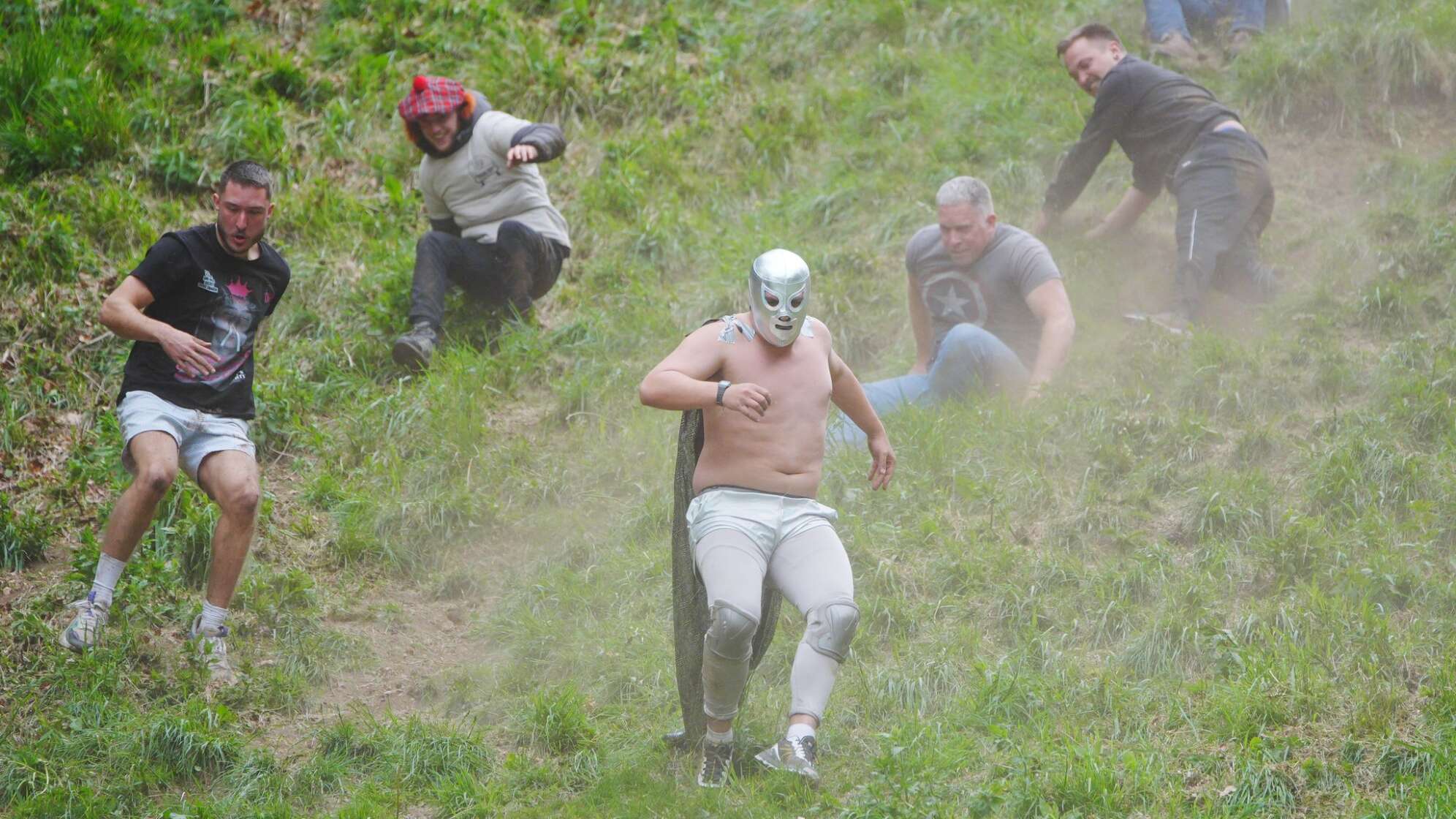 Wettbewerk im Käse-Rollen in England