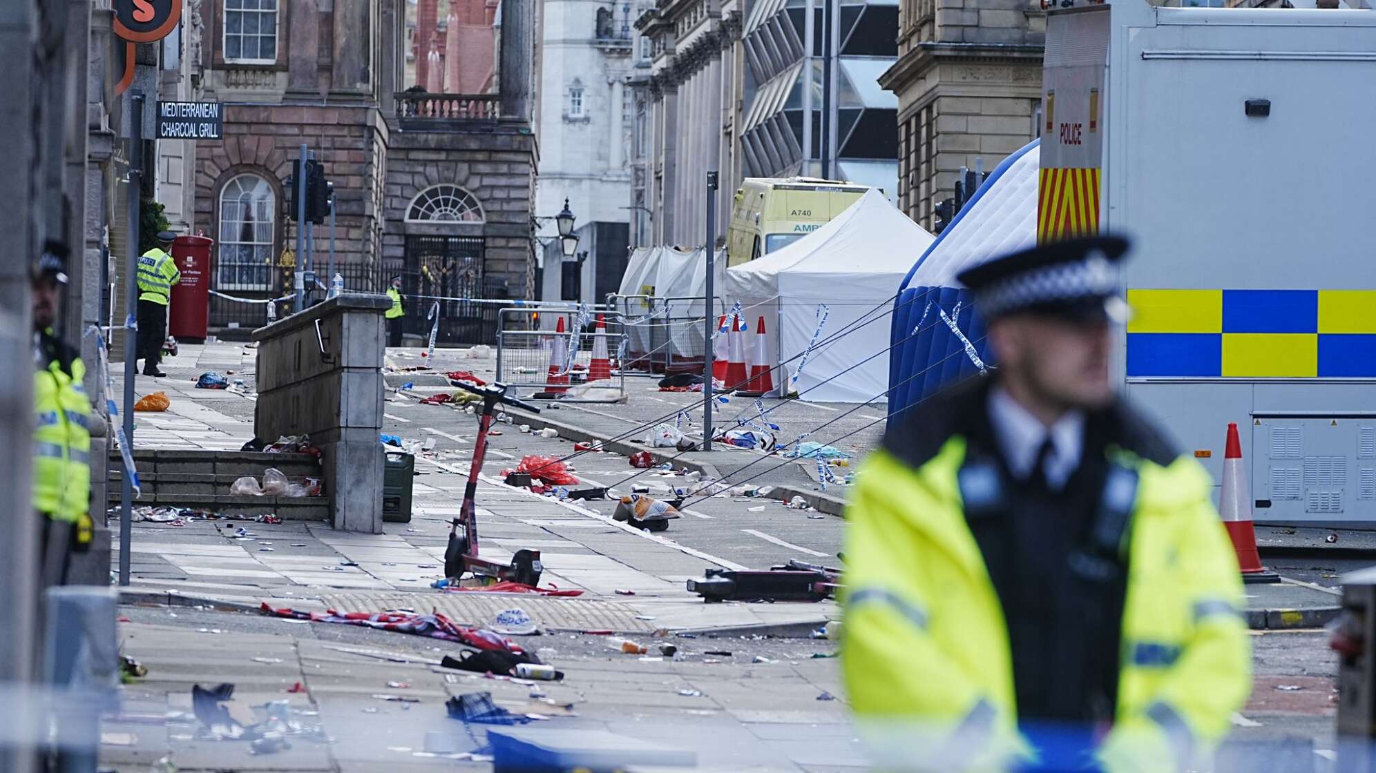 Siegerparade in Liverpool - Auto fährt in Menschenmenge