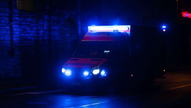 Motorradfahrer stößt mit Auto zusammen - schwer verletzt