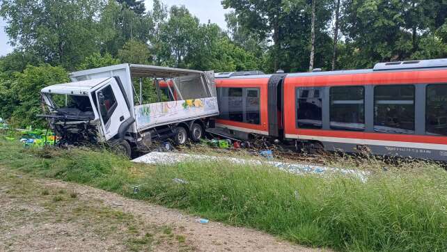 Regionalbahn und Lkw stoßen zusammen - zehn Verletzte
