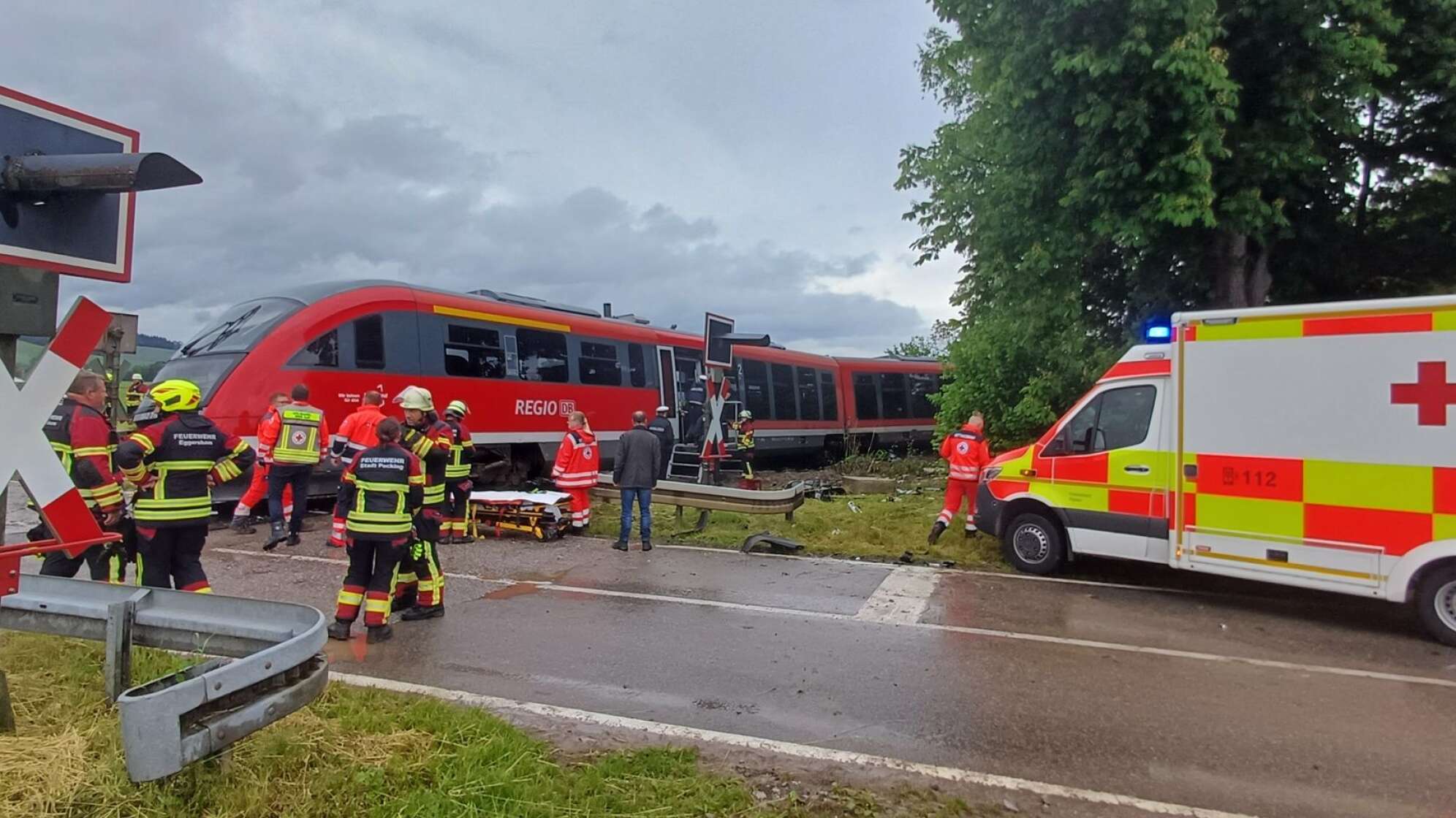 Mehrere Verletzte bei Zusammenstoß von Bahn und Lkw