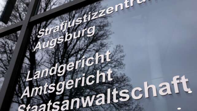 Mann soll Priester mit Nacktfotos erpresst haben