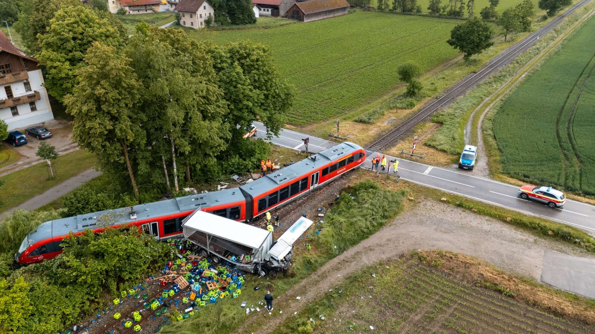 Mehrere Verletzte bei Zusammenstoß von Bahn und Lkw