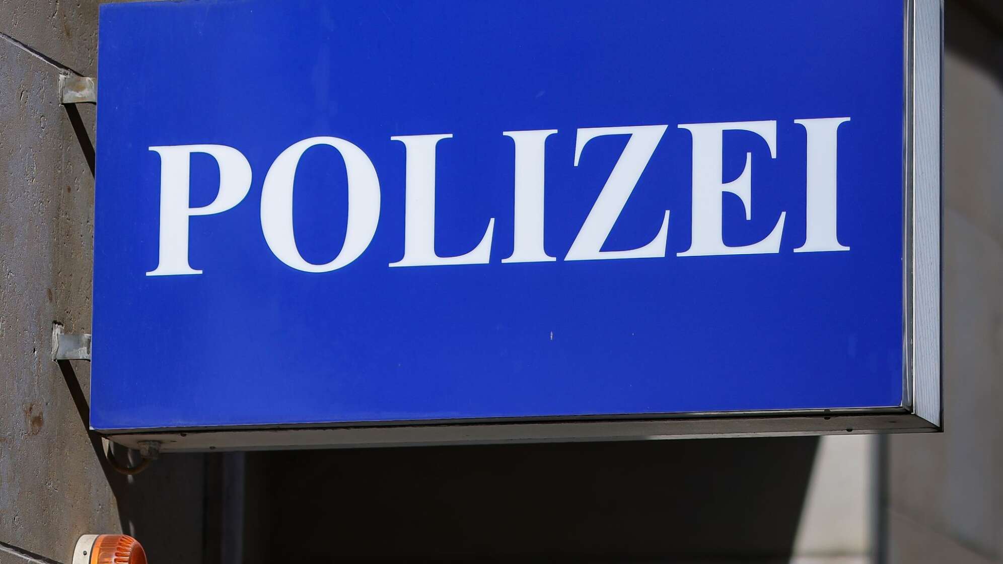 Schild am Polizeirevier