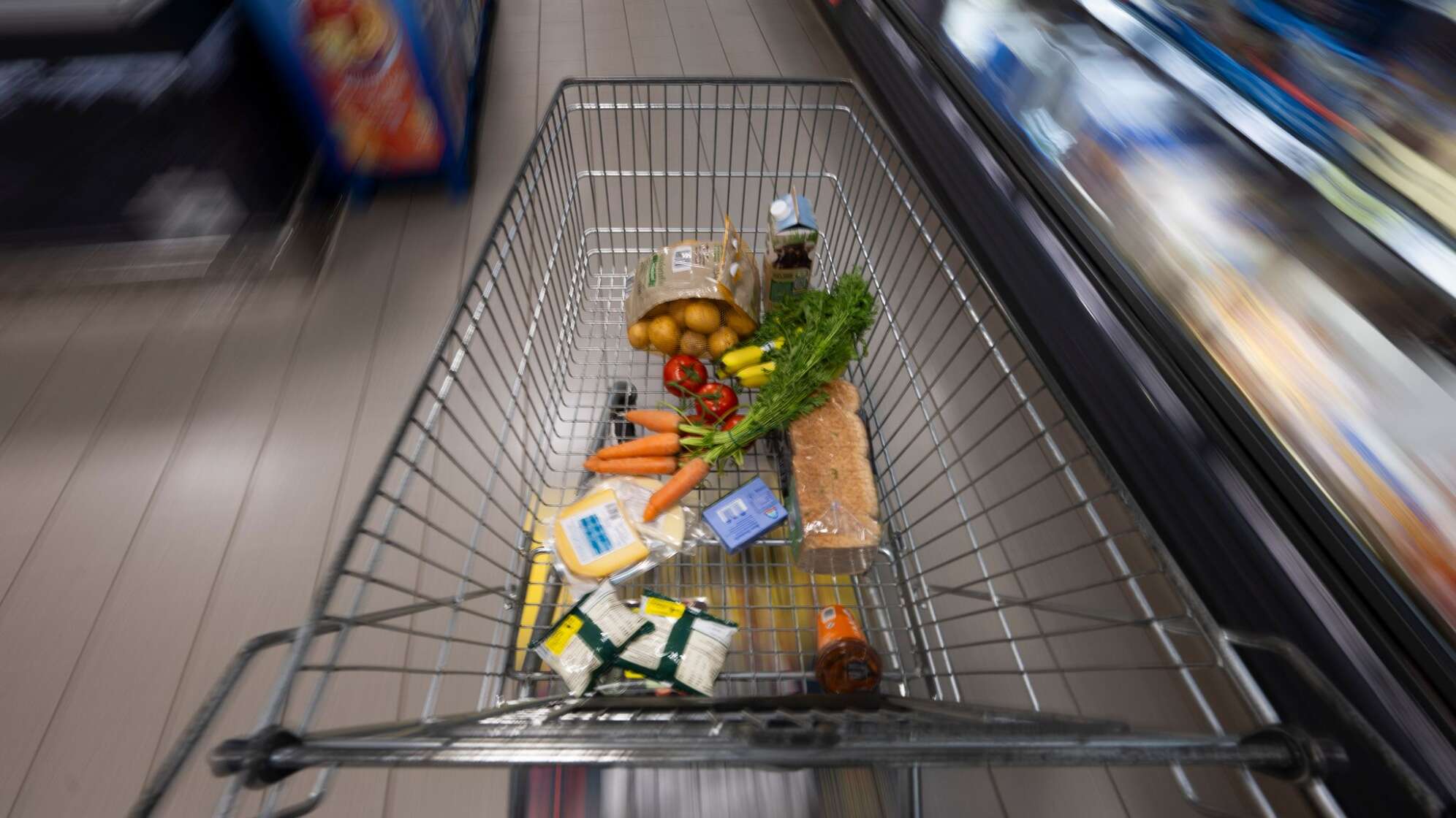 Einkaufswagen mit Lebensmitteln