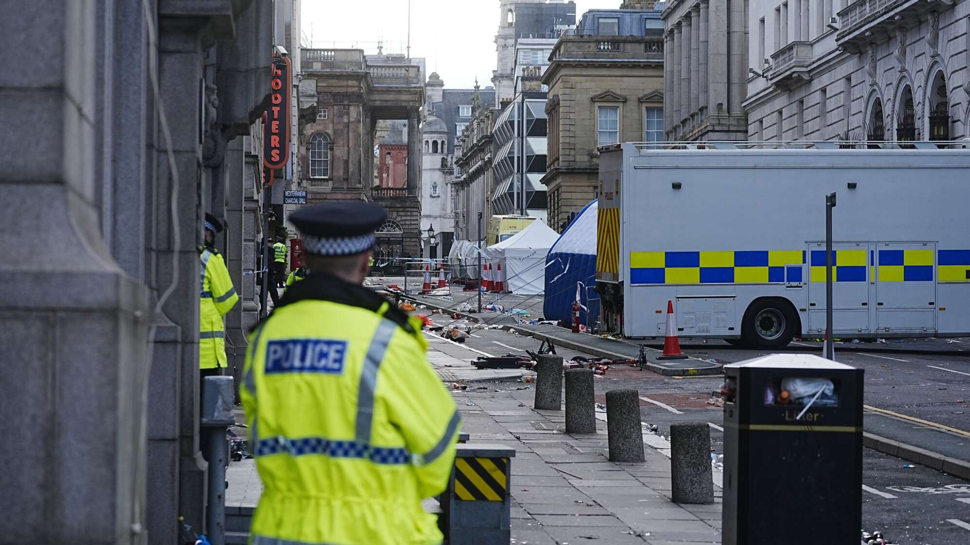 Siegerparade in Liverpool - Auto fährt in Menschenmenge