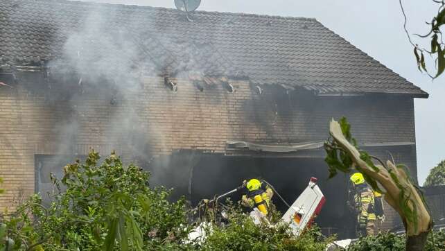 Zwei Tote bei Kleinflugzeugabsturz auf Terrasse
