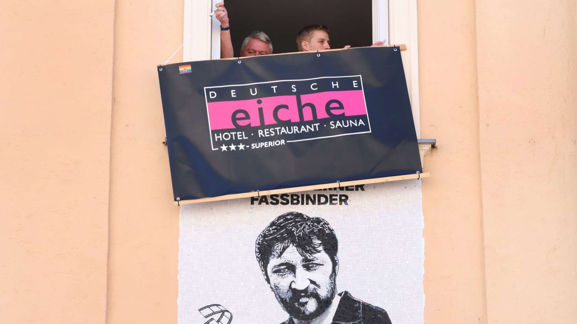 Enthüllung einer Gedenktafel für Regisseur Fassbinder