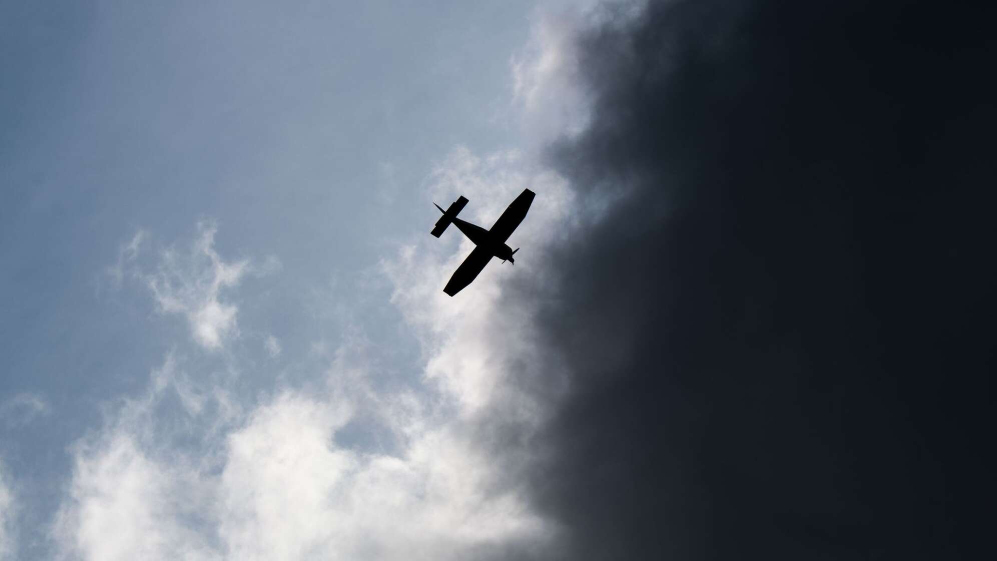 Kleinflugzeug am Himmel