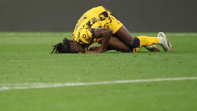 Nationalspieler Bisseck verlässt Arena nach Finale humpelnd