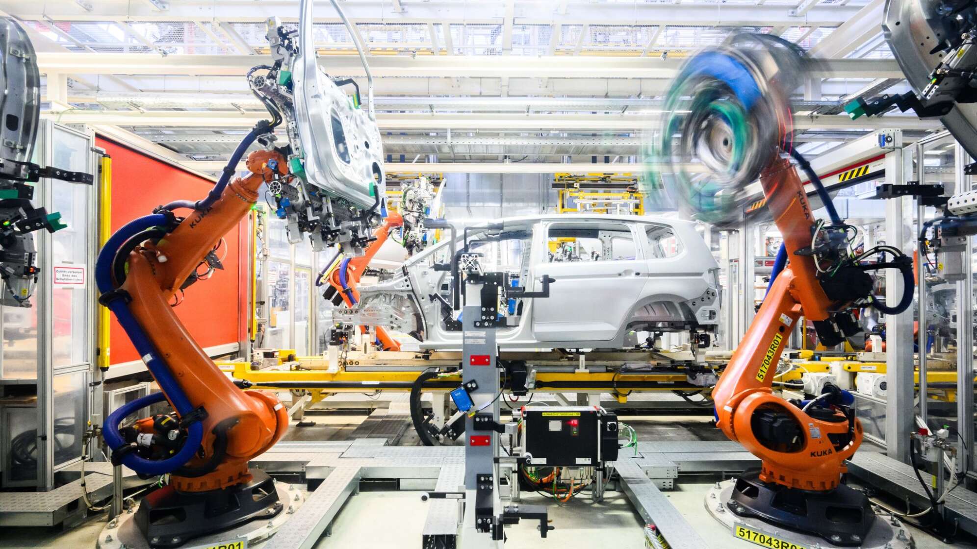 Roboter montieren im Karosseriebau Türen an einen Neuwagen