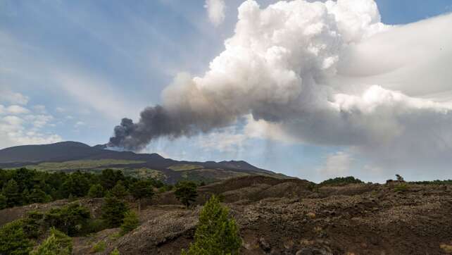 Ätna spuckt eine Lavafontäne - Flugverkehr unbeeinträchtigt