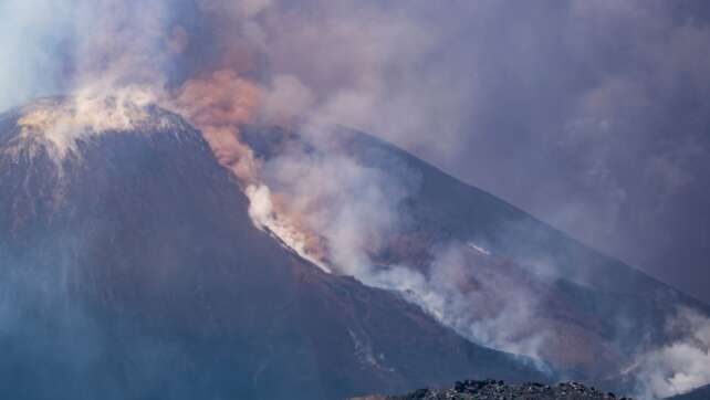 Ätna spuckt eine Lavafontäne - Flugverkehr unbeeinträchtigt