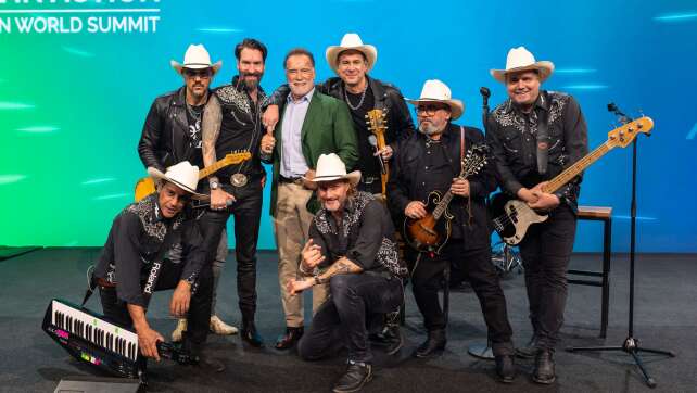 The BossHoss singen und trainieren mit Schwarzenegger