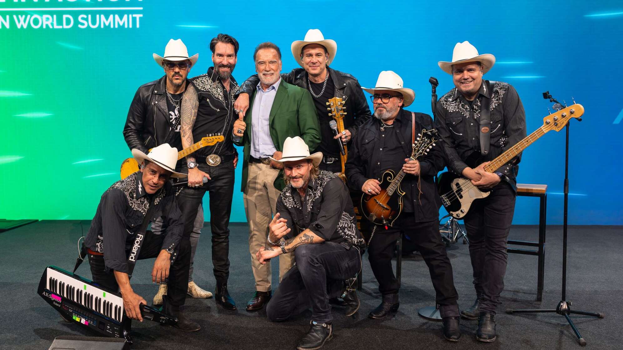 The BossHoss singen und trainieren mit Schwarzenegger