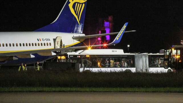 Landung nach Turbulenzen - Passagiere reisen mit Bus weiter