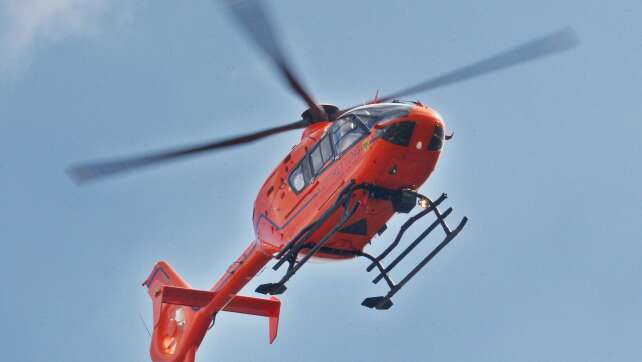 Arbeiter zwischen zwei Lastern eingeklemmt – schwer verletzt