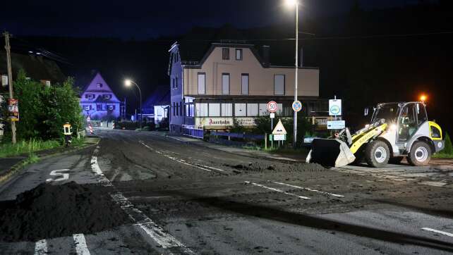 Kilometerlange Spur aus Klärschlamm führt zu Straßensperrung